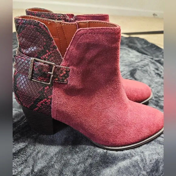 Vionic Naomi Suede Snake Print Water Resistant Stacked Booties Wine Like New