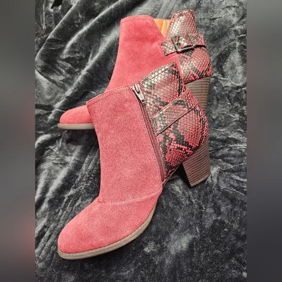 Vionic Naomi Suede Snake Print Water Resistant Stacked Booties Wine Like New