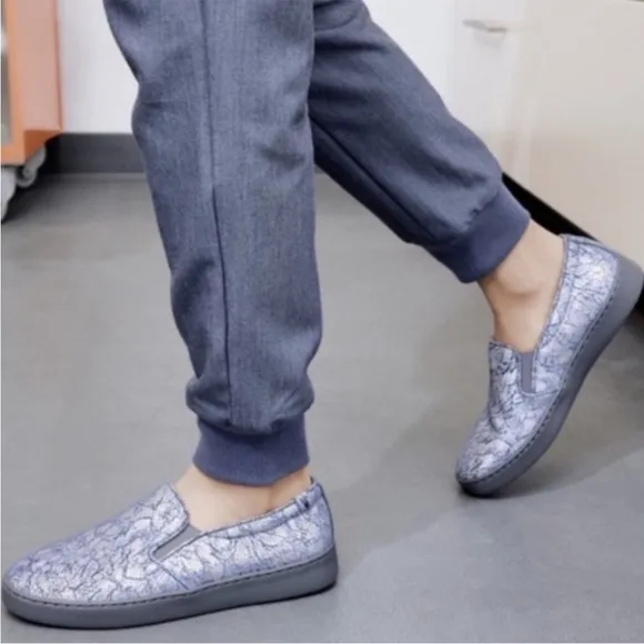 Vionic Pro Avery Slip on Shoes Sneakers Metallic Blue Iridescent Crackle