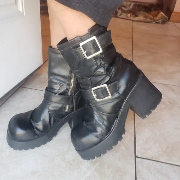 vtg 90s goth punk buckle lug sole platform combat boots black faux leather 9