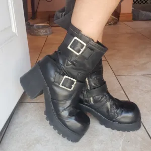 vtg 90s goth punk buckle lug sole platform combat boots black faux leather 9