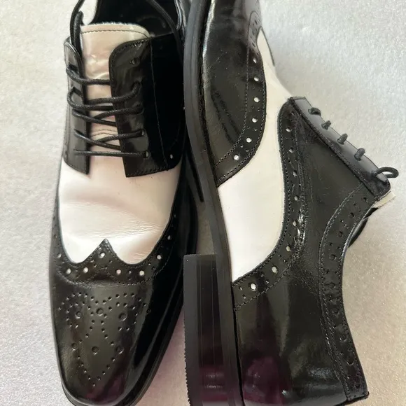 Wing-Tip Oxford Men’s Leather Dress Shoes by Stacy Adams. Size 10.5