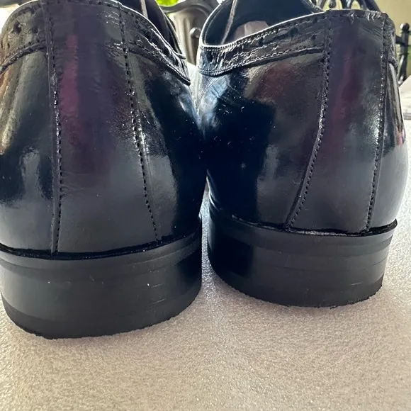 Wing-Tip Oxford Men’s Leather Dress Shoes by Stacy Adams. Size 10.5