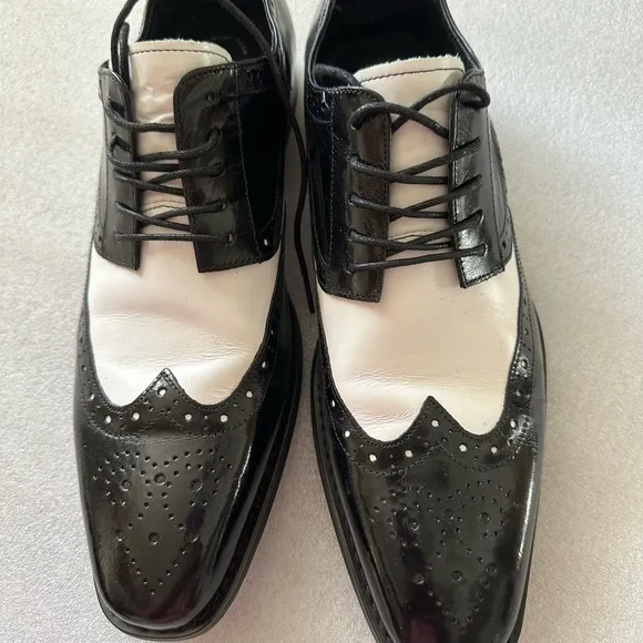 Wing-Tip Oxford Men’s Leather Dress Shoes by Stacy Adams. Size 10.5