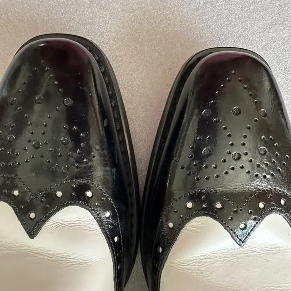 Wing-Tip Oxford Men’s Leather Dress Shoes by Stacy Adams. Size 10.5
