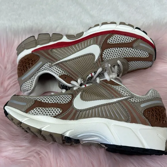 Women’s Nike Zoom Vomero 5 casual shoes 7.5