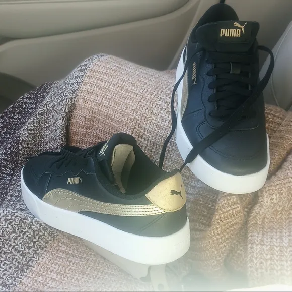 Women's pumas Skye sneakers size:6.5