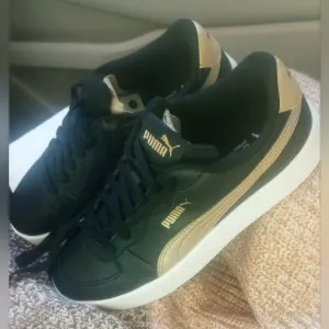 Women's pumas Skye sneakers size:6.5