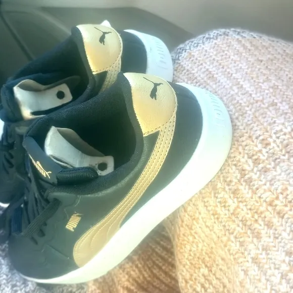 Women's pumas Skye sneakers size:6.5