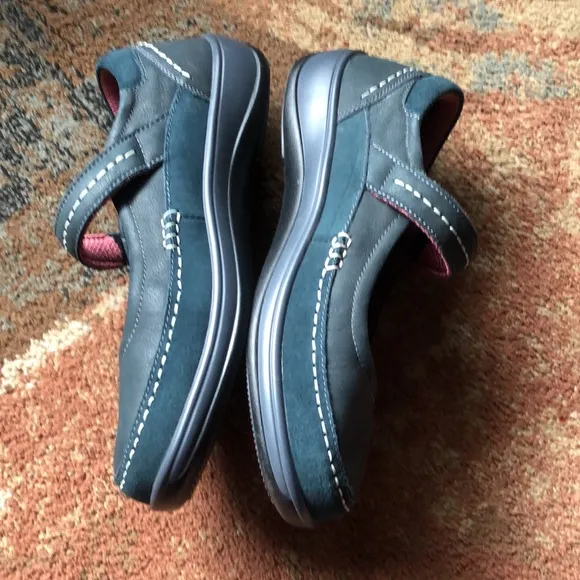 Women’s size 9.5D wide ORTHOFEET 863 ATHENS MARY JANE blue leather upper