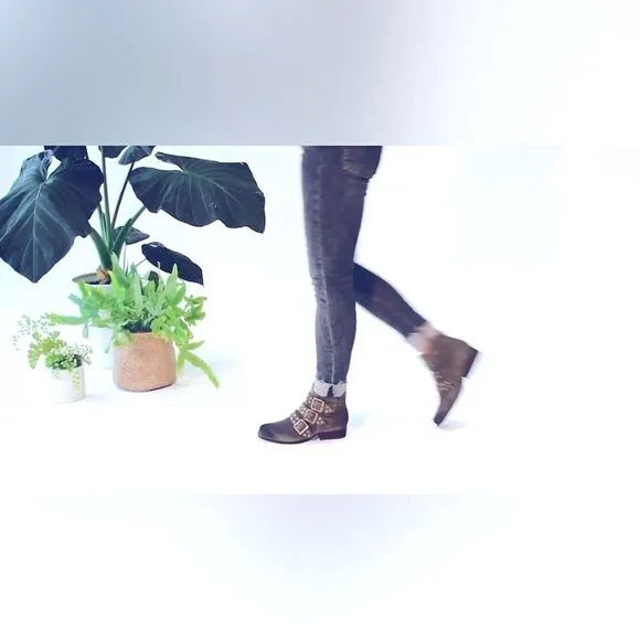 Zodiac Adele Suede Olive bootie boots! Like New!!! Size 7