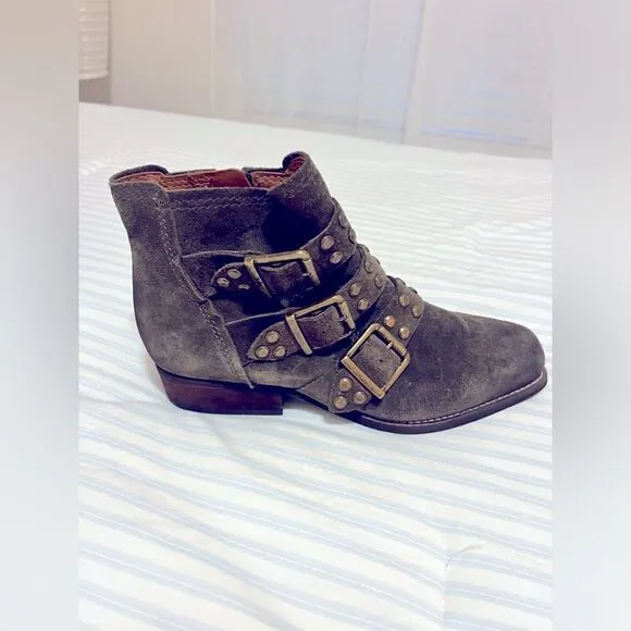 Zodiac Adele Suede Olive bootie boots! Like New!!! Size 7